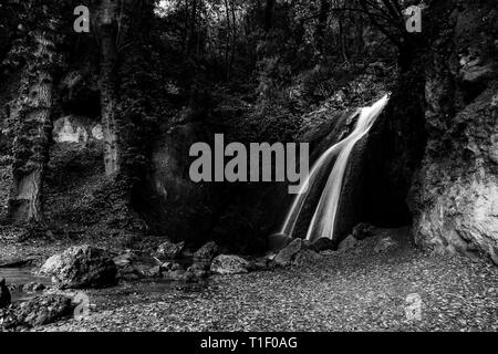 La cascata nel bosco in un pallido (Umbria, Italia) Foto Stock