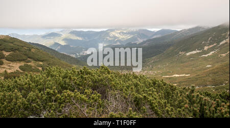 Vista dal sentiero escursionistico tra Tri vody e sedlo Polany in autunno Nizke Tatry montagne in Slovacchia Foto Stock