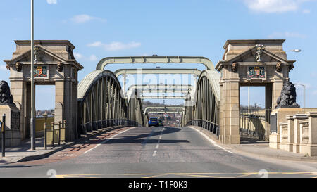ROCHESTER, KENT/UK - marzo 24 : vista del ponte sul fiume Medway presso Rochester su Marzo 24, 2019 Foto Stock