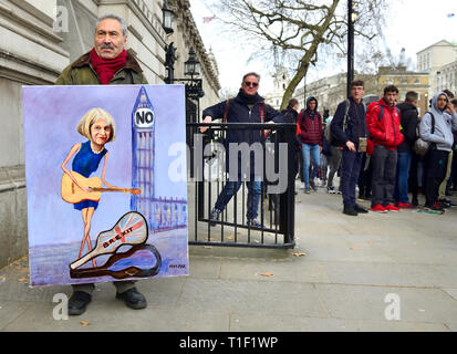Kaya Mar - Turco fumettista politico - al di fuori di Downing Street con la sua nuova pittura Brexit di PM Theresa Maggio 13 Marzo 2019 Foto Stock