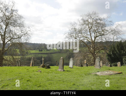 Le lapidi che si affaccia sul fiume Severn Valley presso la chiesa di San Pietro Arley superiore, Worcestershire, Inghilterra, Regno Unito. Foto Stock