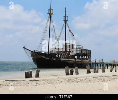 La nave dei pirati sull'isola di Djerba, Tunisia. Turista nave pirata per intrattenere gli ospiti dell'isola. Isola di Djerba. La Tunisia. Il Nord Africa. Foto Stock