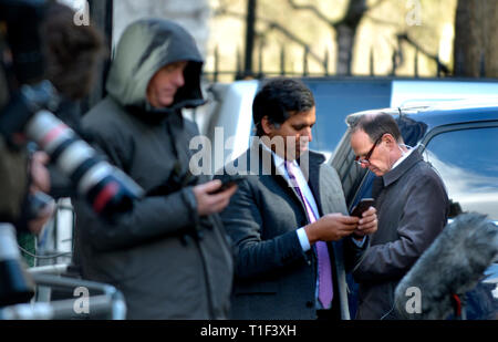 Norman Smith (BBC Assistant Editor politico) e Faisal Islam (Sky News editor politico) in Downing Street, Londra, Regno Unito, Marzo 2019 Foto Stock