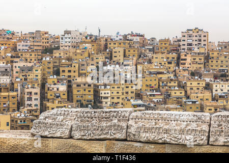 Vista tipica della vecchia città di Amman in Giordania, visto dalla cittadella sulla cima di Jabal Al Qal'a Foto Stock