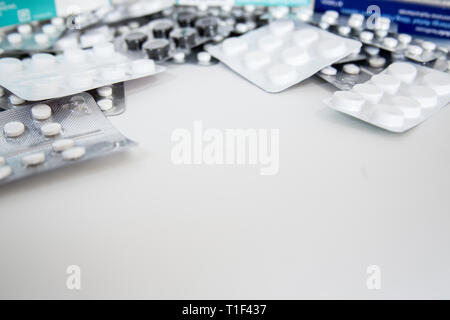 Farmaceutiche confezionate pillole su sfondo bianco Foto Stock