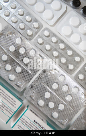 Farmaceutiche confezionate pillole su sfondo bianco Foto Stock