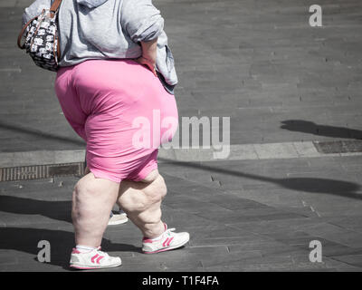 Obesi giovane donna a piedi in centro citta'. Foto Stock