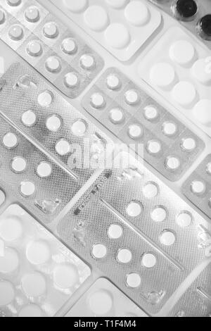 Farmaceutiche confezionate pillole su sfondo bianco Foto Stock