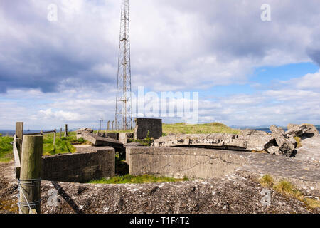 Resti della II Guerra Mondiale la pistola pit emplacement dalla Fife sentiero costiero sulla collina Kingcraig. Elie e Earlsferry, Fife, Scozia, Regno Unito, Gran Bretagna Foto Stock