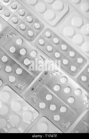 Farmaceutiche confezionate pillole su sfondo bianco Foto Stock