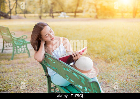 Giovane donna relax nel parco naturale. Studen in vacanza e vacanze estate in giardino. Foto Stock