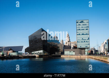 Longitude Building e Liver Building presso l'albert Docks, liverpool Foto Stock