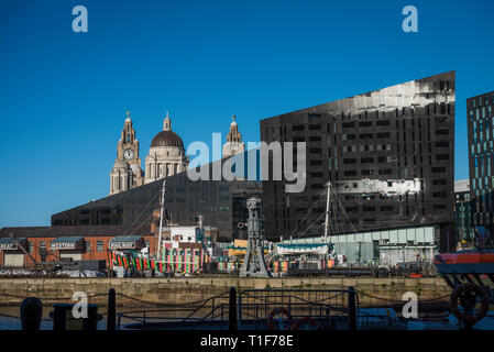 Longitude Building e Liver Building presso l'albert Docks, liverpool Foto Stock