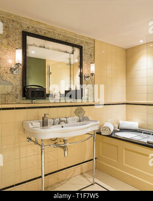 " Bagno retrò con mappa tilework in The Zetter Townhouse a Londra, Inghilterra Foto Stock