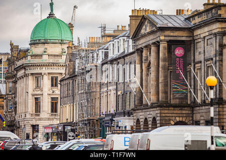 George Street di Edimburgo guardando sopra al gruppo di camere in un pomeriggio soleggiato Foto Stock