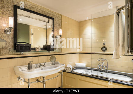 " Bagno retrò con mappa tilework in The Zetter Townhouse a Londra, Inghilterra Foto Stock