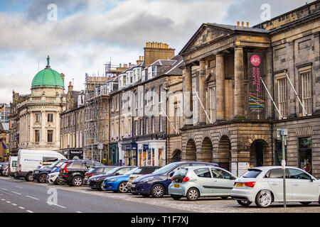 George Street di Edimburgo guardando sopra al gruppo di camere in un pomeriggio soleggiato Foto Stock