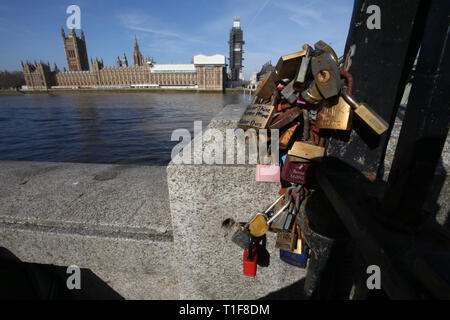 Amore serrature, lucchetti con iscrizioni di amore, sono attaccati alle ringhiere in ferro battuto nella Southbank di Londra. Foto Stock