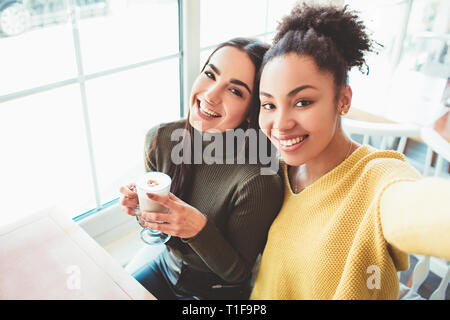 Ragazze in cafe Foto Stock