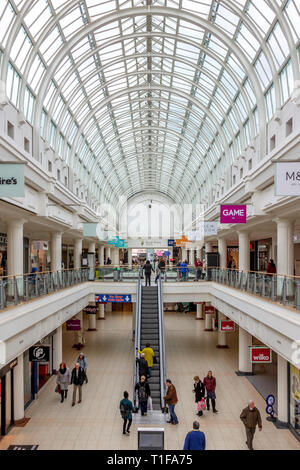 Il Royal Priors shopping centre, Leamington Spa Warwickshire, West Midlands, Regno Unito. Foto Stock
