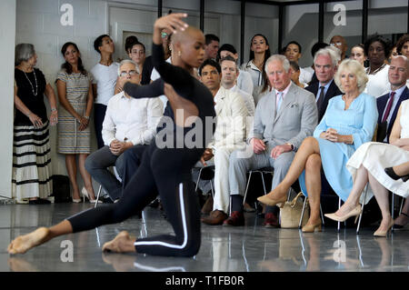 Il Principe di Galles e la duchessa di Cornovaglia, con il fondatore e direttore Carlos Acosta, guardare una performance durante una visita alla Acosta Dance Company a l'Avana, Cuba. Foto Stock