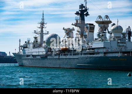 Marzo, 2019 - Vladivostok, Primorsky Krai - Marshal Krylov - la nave del complesso di misura sorge nel porto di Vladivostok Foto Stock