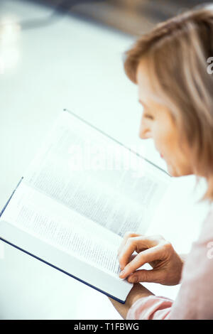 In prossimità di una lettura donna anziana di aspetto Europeo. Foto Stock