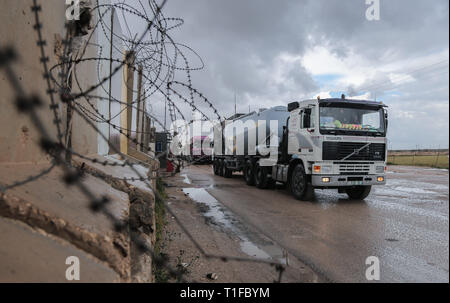 La striscia di Gaza, la Palestina. 25 Mar, 2019. L'esercito israeliano ha deciso di chiudere la Kerem Shalom crossing e la Erez incrocio con la striscia di Gaza in risposta a razzo sparato da Gaza. Credito: Yousef Masoud /Pacific Press/Alamy Live News Foto Stock