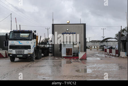 La striscia di Gaza, la Palestina. 25 Mar, 2019. L'esercito israeliano ha deciso di chiudere la Kerem Shalom crossing e la Erez incrocio con la striscia di Gaza in risposta a razzo sparato da Gaza. Credito: Yousef Masoud /Pacific Press/Alamy Live News Foto Stock