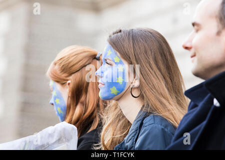 LONDON, Regno Unito - 23 Marzo 2019: Persone con la bandiera dell'Unione europea volto a vernice anti Brexit marzo Foto Stock