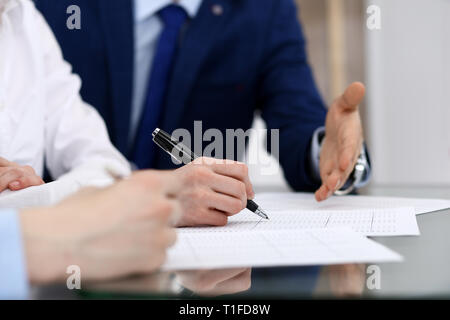 Team contabili o ispettori finanziari rendendo relazione, il calcolo o il controllo di equilibrio. Gruppo di persone al lavoro. Le operazioni aziendali concetto Foto Stock