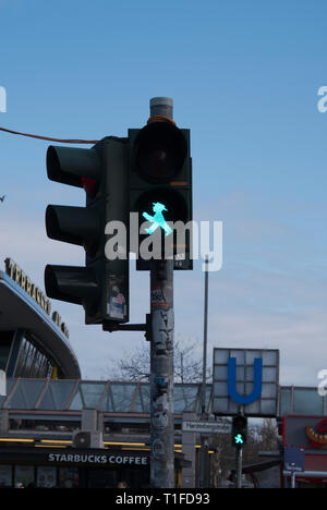 Attraversamento pedonale dotato del Ampelmannchen a Berlino Germania Foto Stock