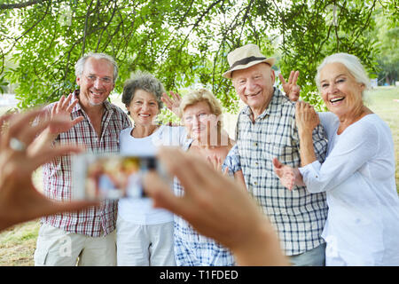 Gli anziani come i pensionati e gli amici in estate in vacanza possono essere fotografati Foto Stock