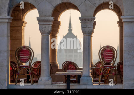 Budapest, il Parlamento vista attraverso il Bastione dei Pescatori Foto Stock