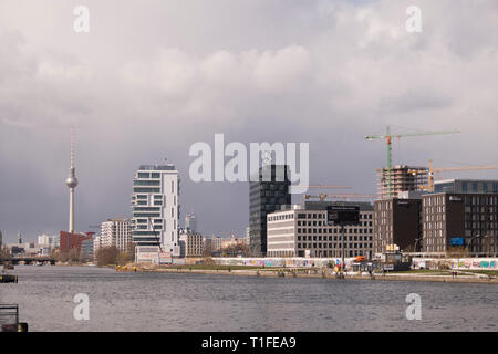 Vista la East Side Gallery lungo il fiume Sprea a Berlino dal lato sud Foto Stock