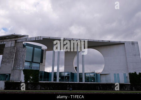 Esterno della Cancelleria tedesca dal fiume Sprea a Berlino Germania Foto Stock