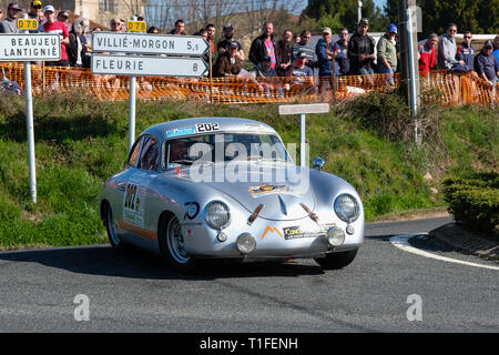 Trentesima edizione del Rallye des Vignes a Régnié-Durette nel Beaujolais. Auto sportiva. Foto Stock