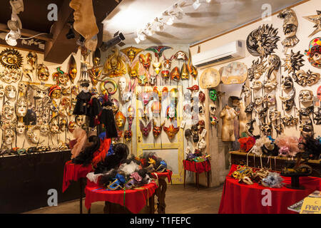 Display a colori del Carnevale veneziano maschere in Ca' Macana shop nel sestiere di Dorsoduro, Venezia, Veneto, Italia specializzata nella verniciatura di design proprio Foto Stock