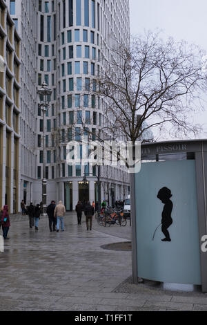 Wc pubblico per le strade di Berlino Germania Foto Stock