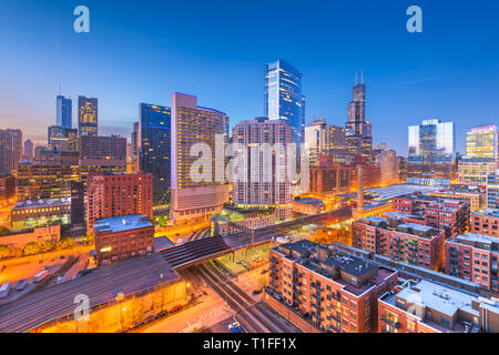 Chicago, Illinois, Stati Uniti d'America centro città al crepuscolo. Foto Stock