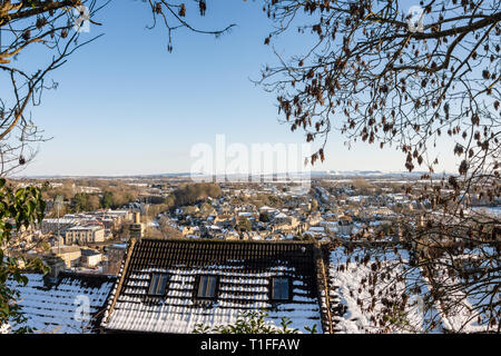 Una vista da un sentiero sopra Tory attraverso una soleggiata snowy Bradford on Avon e campagna del Wiltshire Foto Stock