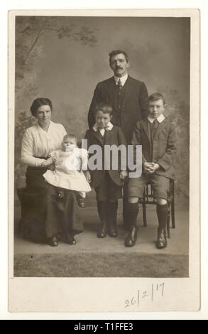 Studio originale dell'era WW1 cartolina formale per ritratti di famiglia, bambini con i genitori, famiglie della prima Guerra Mondiale. Datato 26 febbraio 1917, Regno Unito Foto Stock