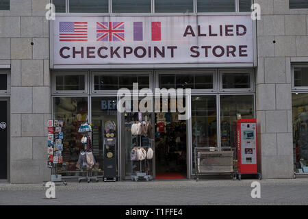 Il Checkpoint Charlie souvenir shop a Berlino Germania Foto Stock