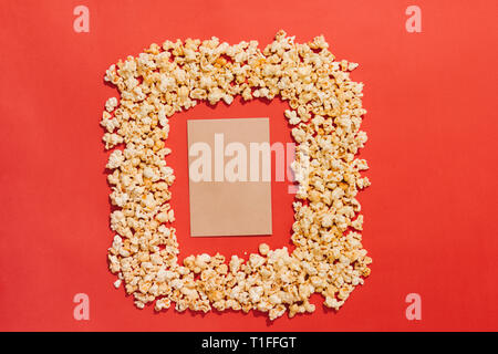 Cornice fatta di popcorn oltre il colore di sfondo Foto Stock