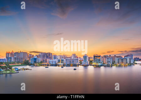 Sarasota, Florida, Stati Uniti d'America skyline della baia all'alba. Foto Stock