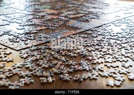 Incomplete puzzle, i pezzi sul tavolo Foto Stock
