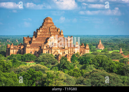 Bagan, Myanmar antiche rovine di templi paesaggio con Dhammayangyi tempio nella zona archeologica al crepuscolo. Foto Stock