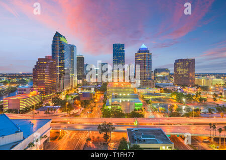 Tampa, Florida, Stati Uniti d'America antenna skyline del centro al tramonto. Foto Stock