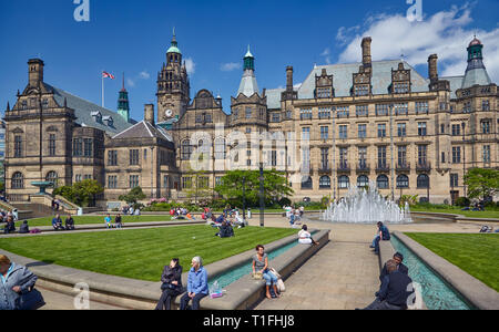 SHEFFIELD, Inghilterra - 7 Maggio 2009: il punto di vista della pace di giardini con l'edificio gotico di Sheffield Town Hall sullo sfondo. Sheffield. Engla Foto Stock