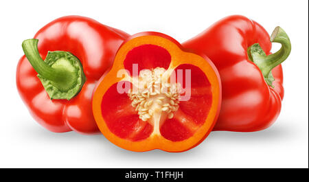 Peperoni isolato. Tre rosso tutta la campana e fette di peperoni isolato su sfondo bianco con tracciato di ritaglio Foto Stock